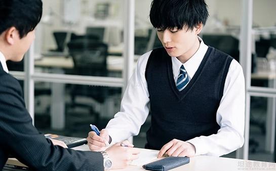 学生和老师在沟通学习