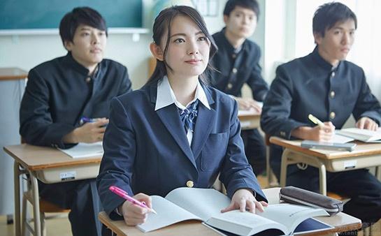 在认真上课的学生们