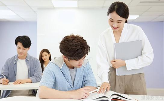 无锡新东方英语老师在讲课