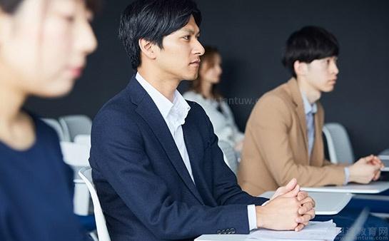 学生们在听讲中