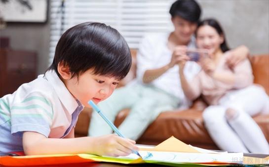 孩子在家学英语