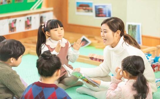 英孚少儿英语课堂上教师教学